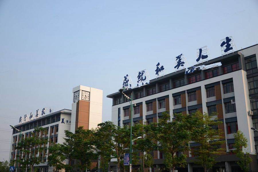 金辉岭南云著