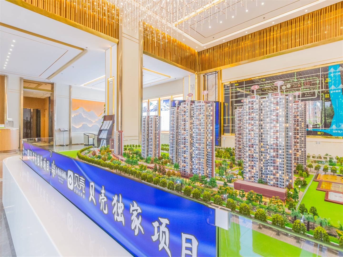天基叠彩领峰