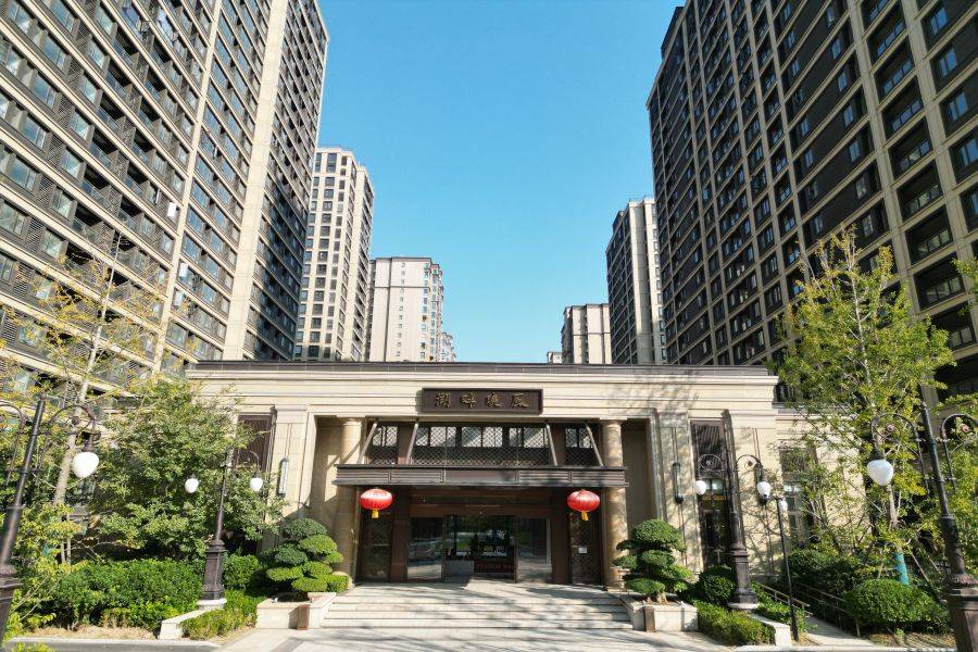 蓝宝湖畔晓风