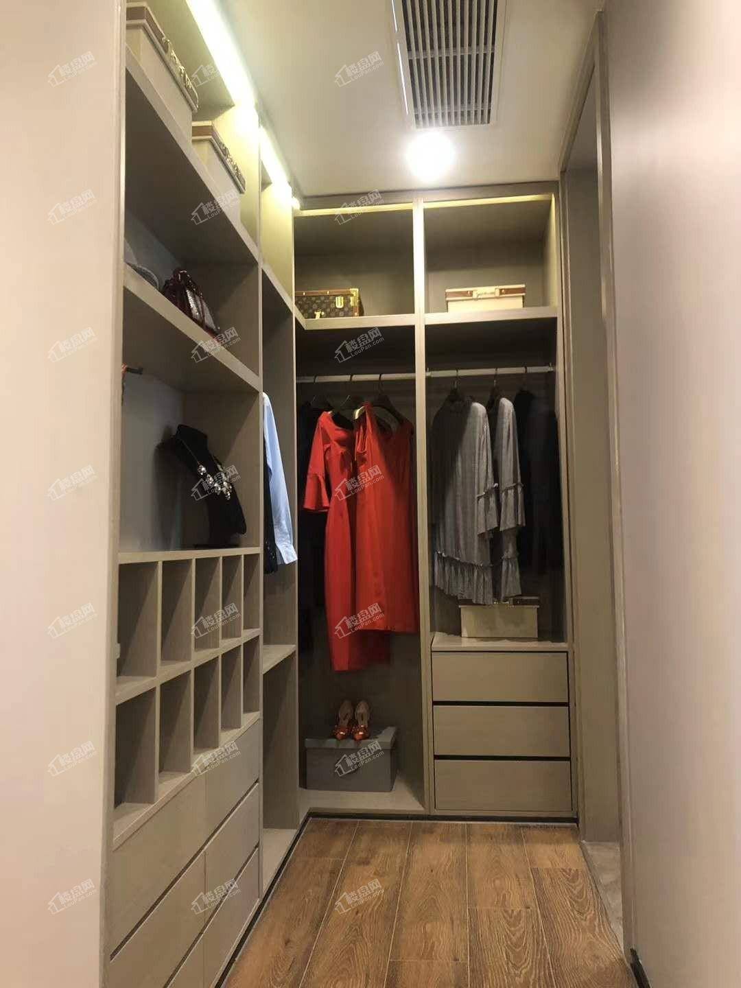 绿地奥莱缤纷广场